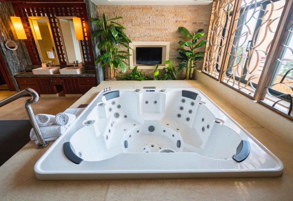 溫泉雙臥室豪華套房（觀景陽臺+大浴缸+濕蒸房+1淋浴）