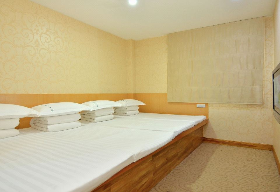 Quanyan Hotspring Holiday HotelInn Room - 4-Person Occupancy