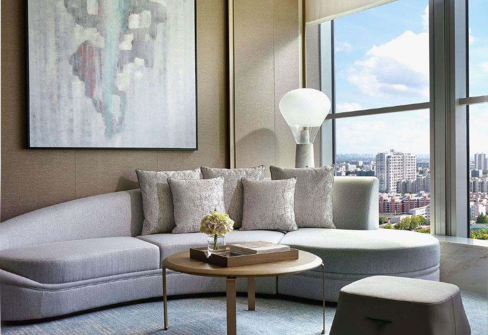 豪华套房-奢华典雅，明朗空间布局