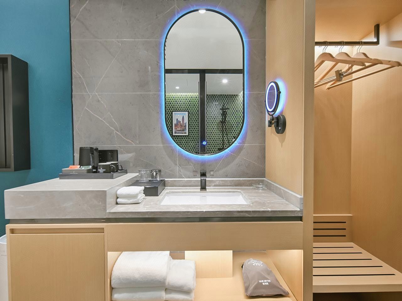 高级大床房（智能客控＋小冰箱）