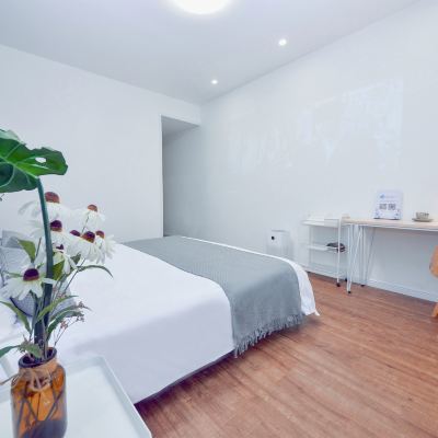 花園投影大床房 笑臉裡·好久不見青年旅舍（成都寬窄巷子店）優惠