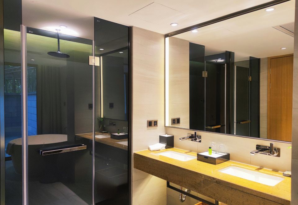 二居室家庭套房（一大一小床+私密空间）