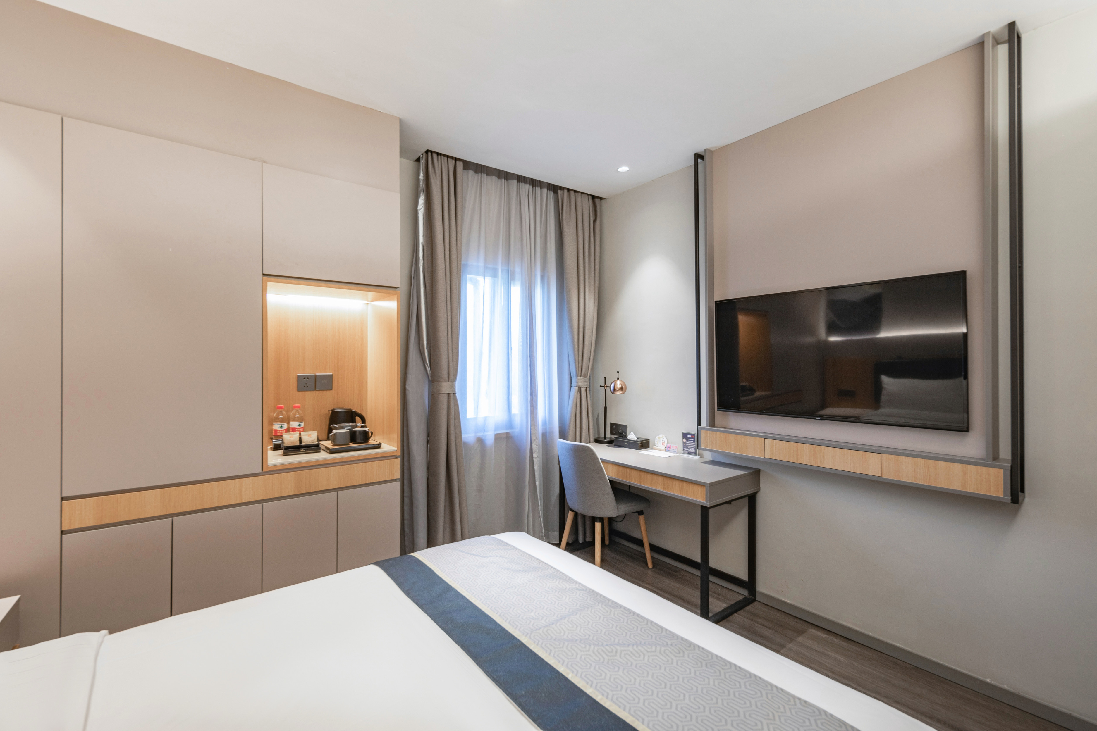 安心睡0壓大床房-舒適床品-手機投屏