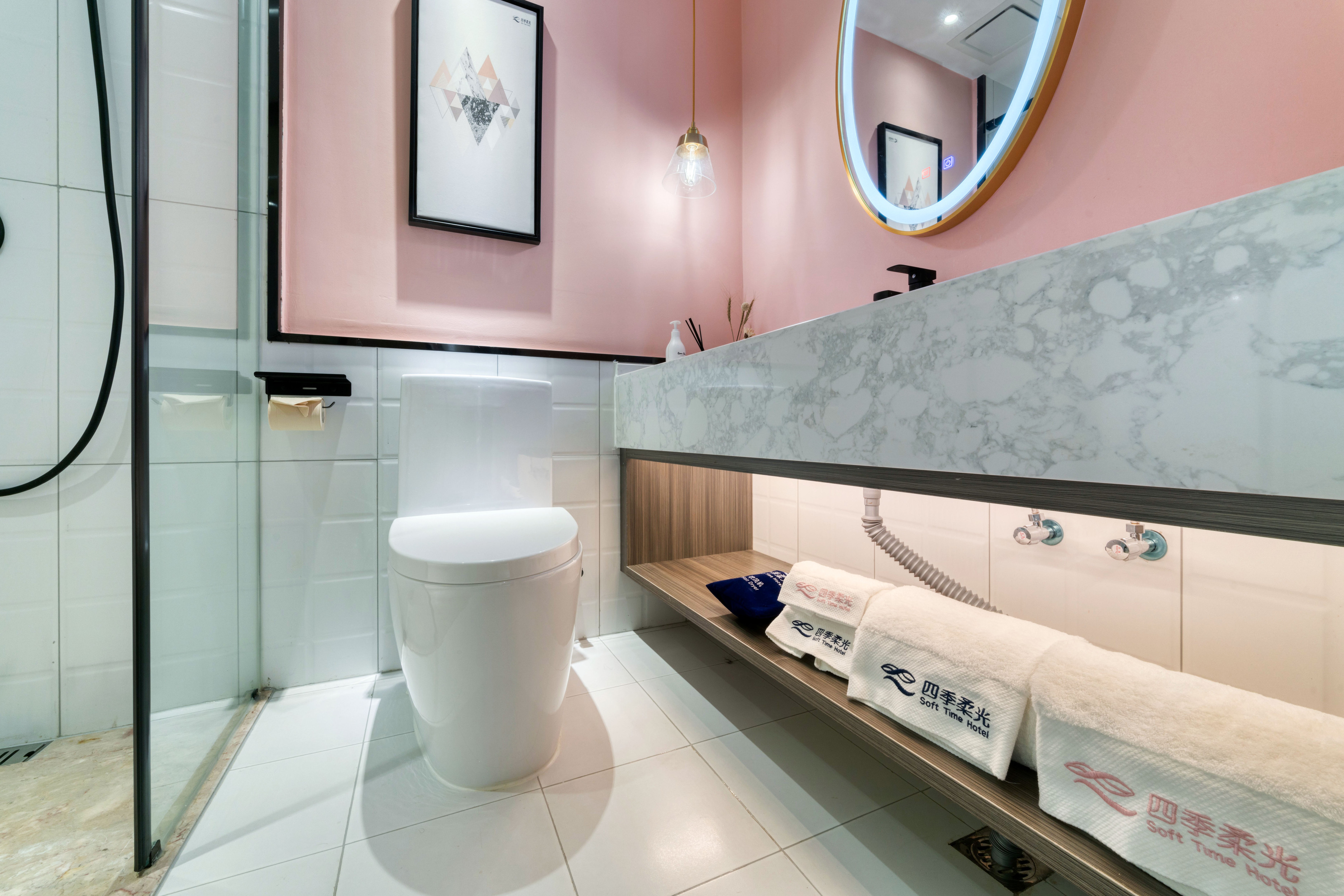 柔光投影主題大床房（120寸幕布+無線投屏+立體聲）