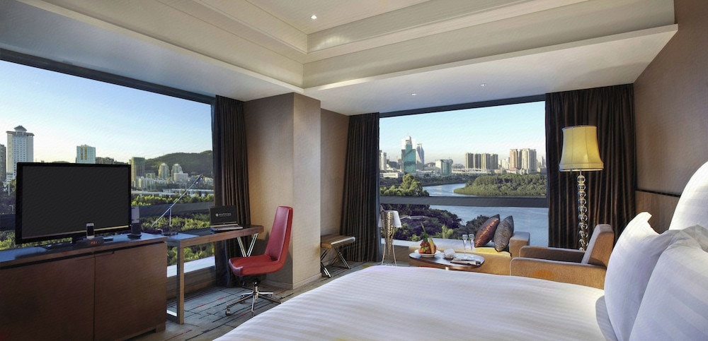 豪华湖景大床房