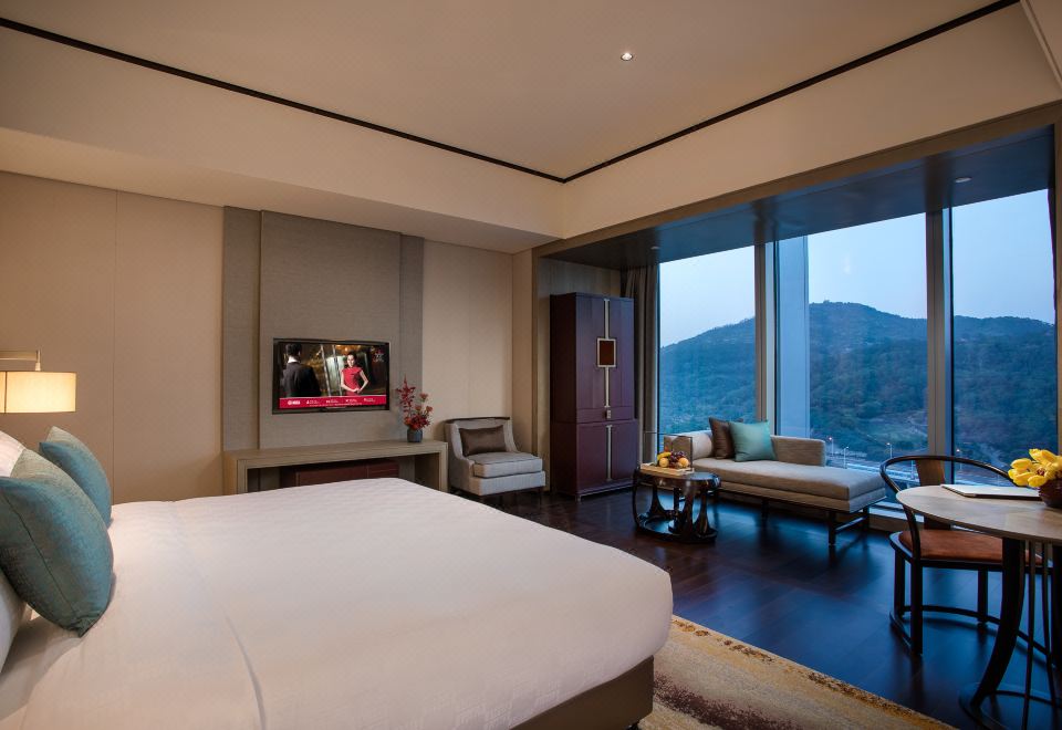 HUALUXE Xiamen Haicang1 King Bed Standard Haicang Bridge View