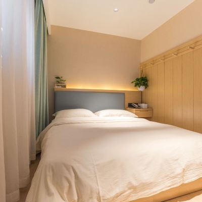 舒適大床房（瓶裝水+耳塞） 千峋飯店（上海威寧路地鐵站店）優惠