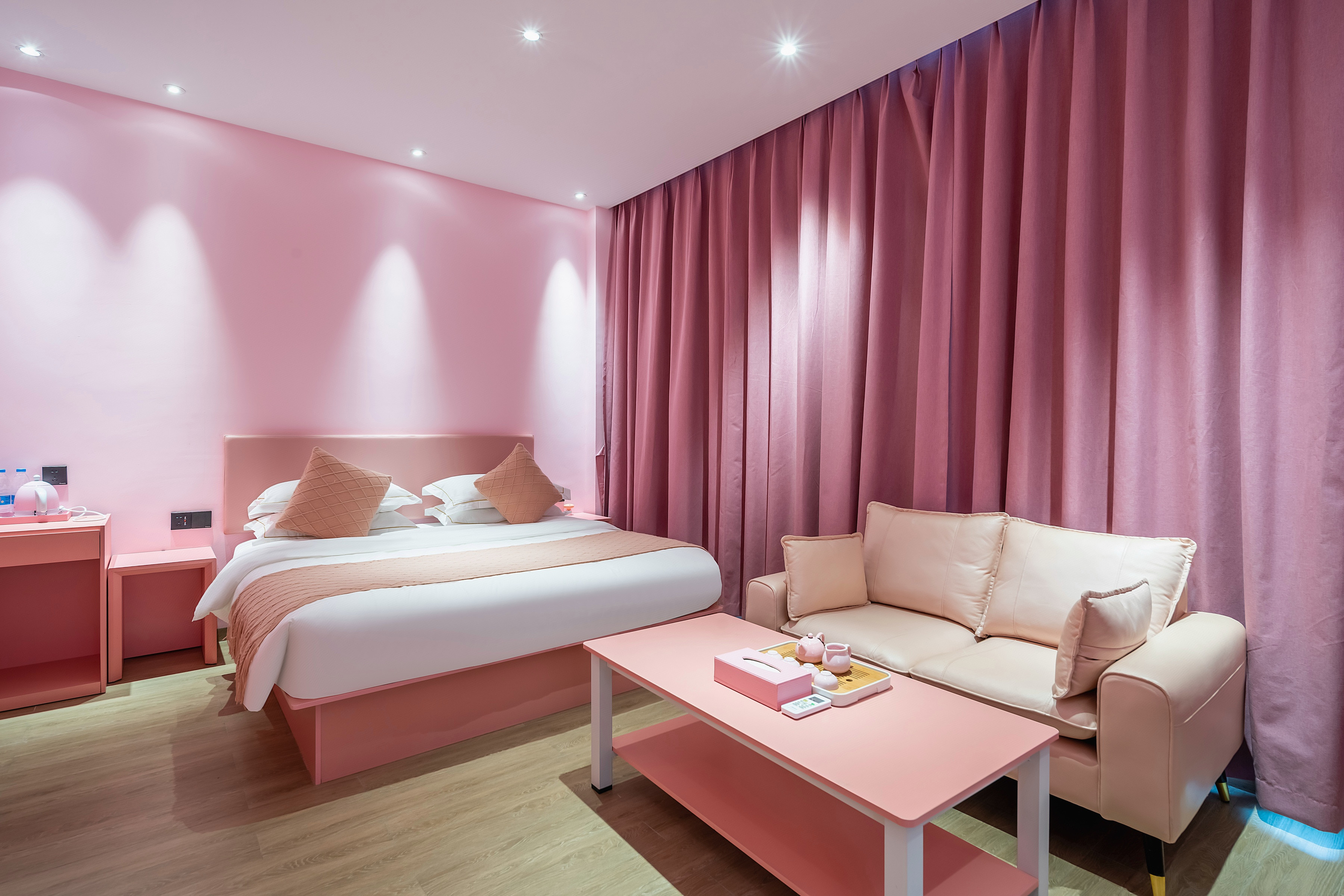 电竞大床房-[2台电脑+RTX3060显卡+i5-10700F处理器+16G内存+2K曲面屏+机械键鼠]+沙发茶几