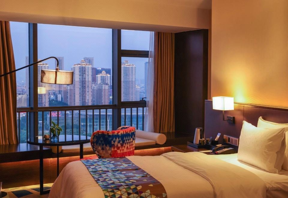 品質景觀大床房（180°正湖景+小冰箱+電動窗簾）