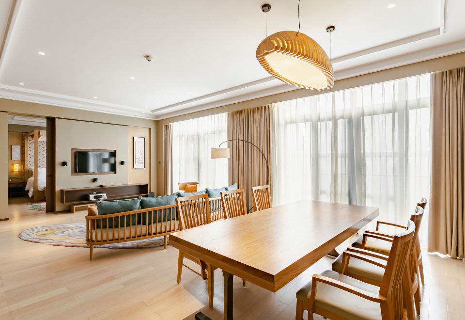 豪华套房（金可儿床垫+独立阳台+书桌+小童乐园）