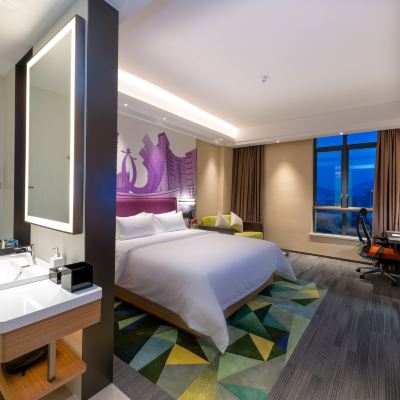 高級大床房（帶梳化床） 清遠鳳城希爾頓歡朋酒店優惠