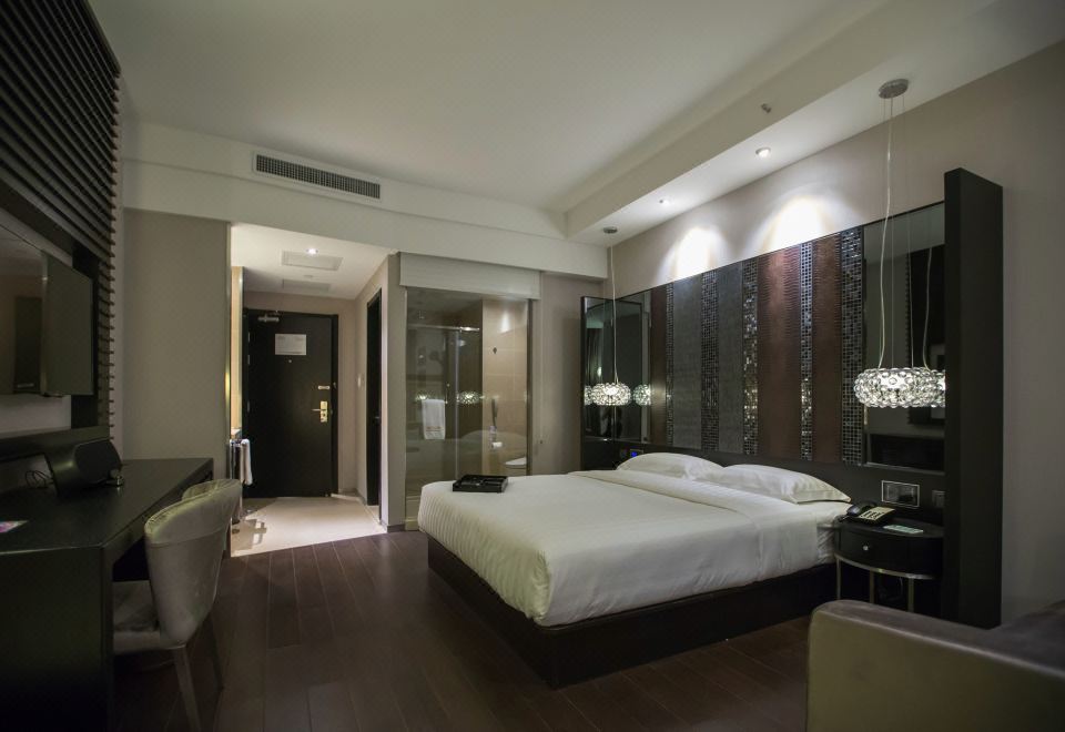 商務大床房（小冰箱+保險柜）