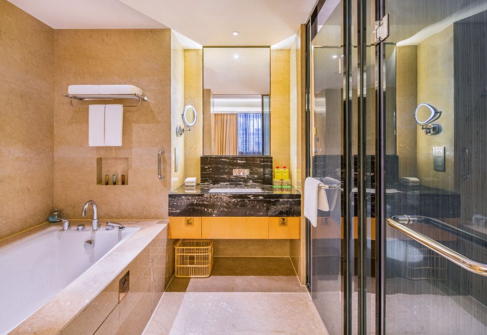 假日豪华套房（带起居室+行政楼层+可投屏）