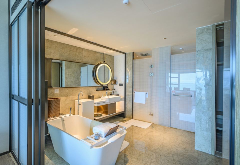 豪华海景套房（180度全落地窗看海景日出）