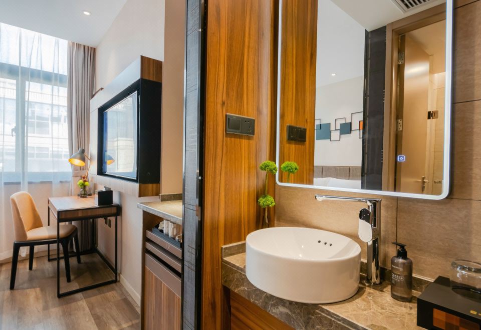 Business Queen Room