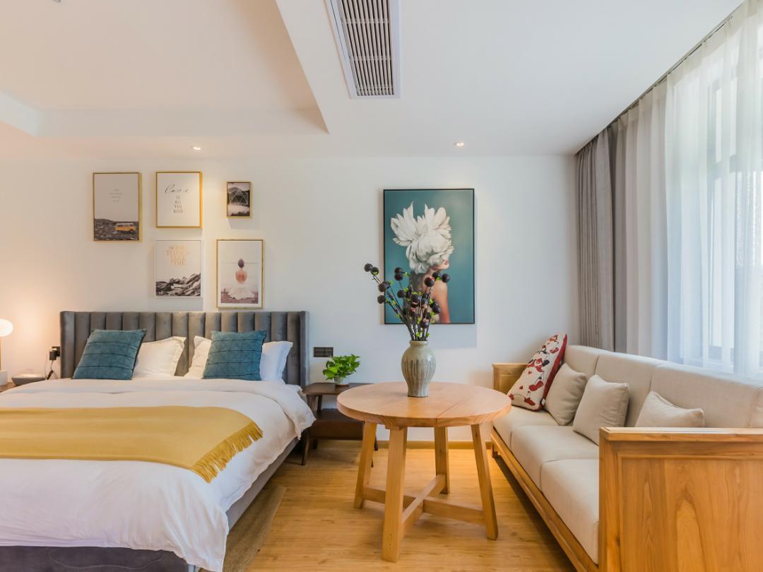 自然湖景大床房