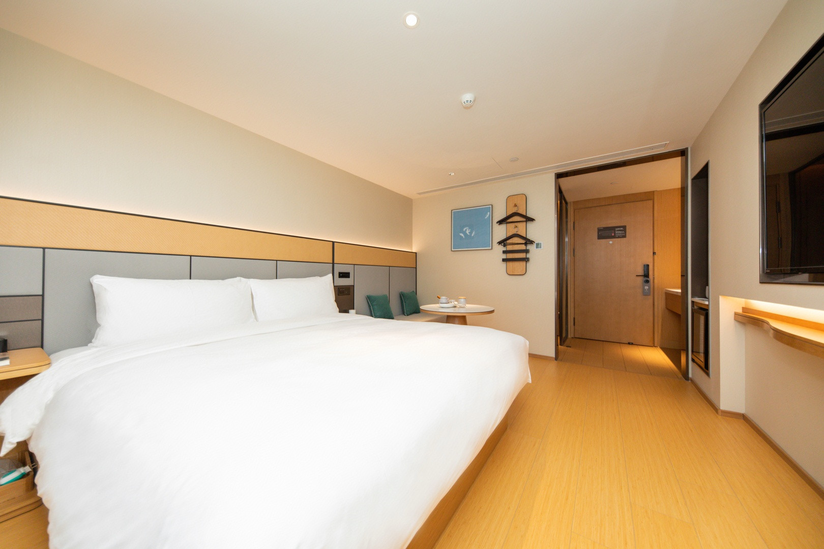 高级大床房【植萃洗护｜65寸投屏电视】