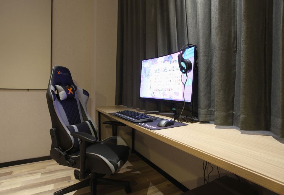 智能巨幕单人电竞房[3060+32寸2K 165HZ显示器]