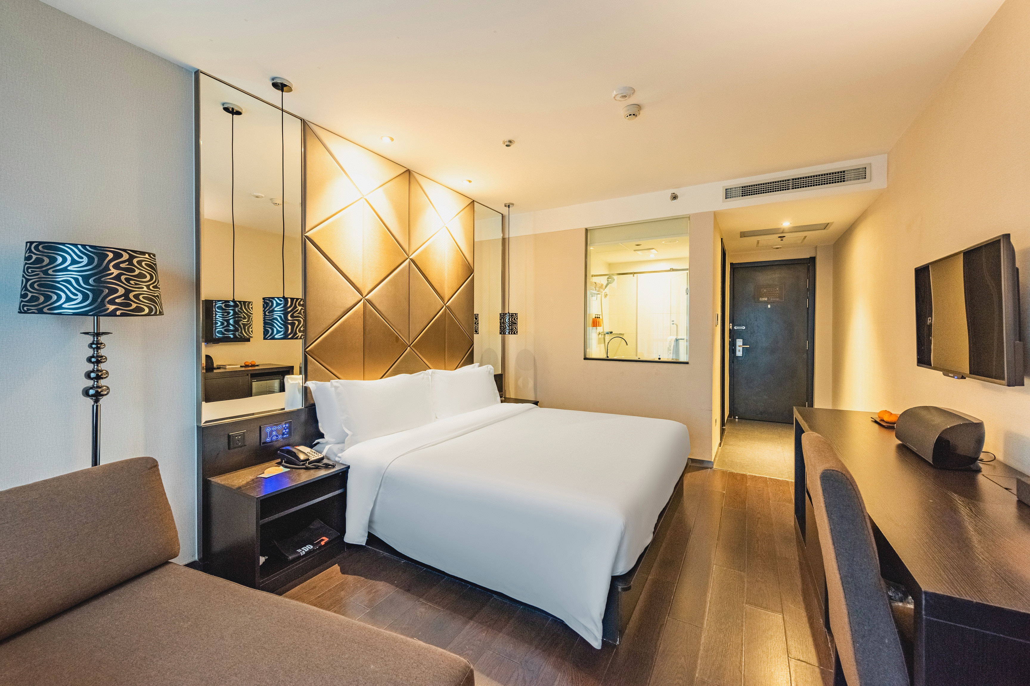 豪华大床房（小冰箱+手机投屏+小沙发）