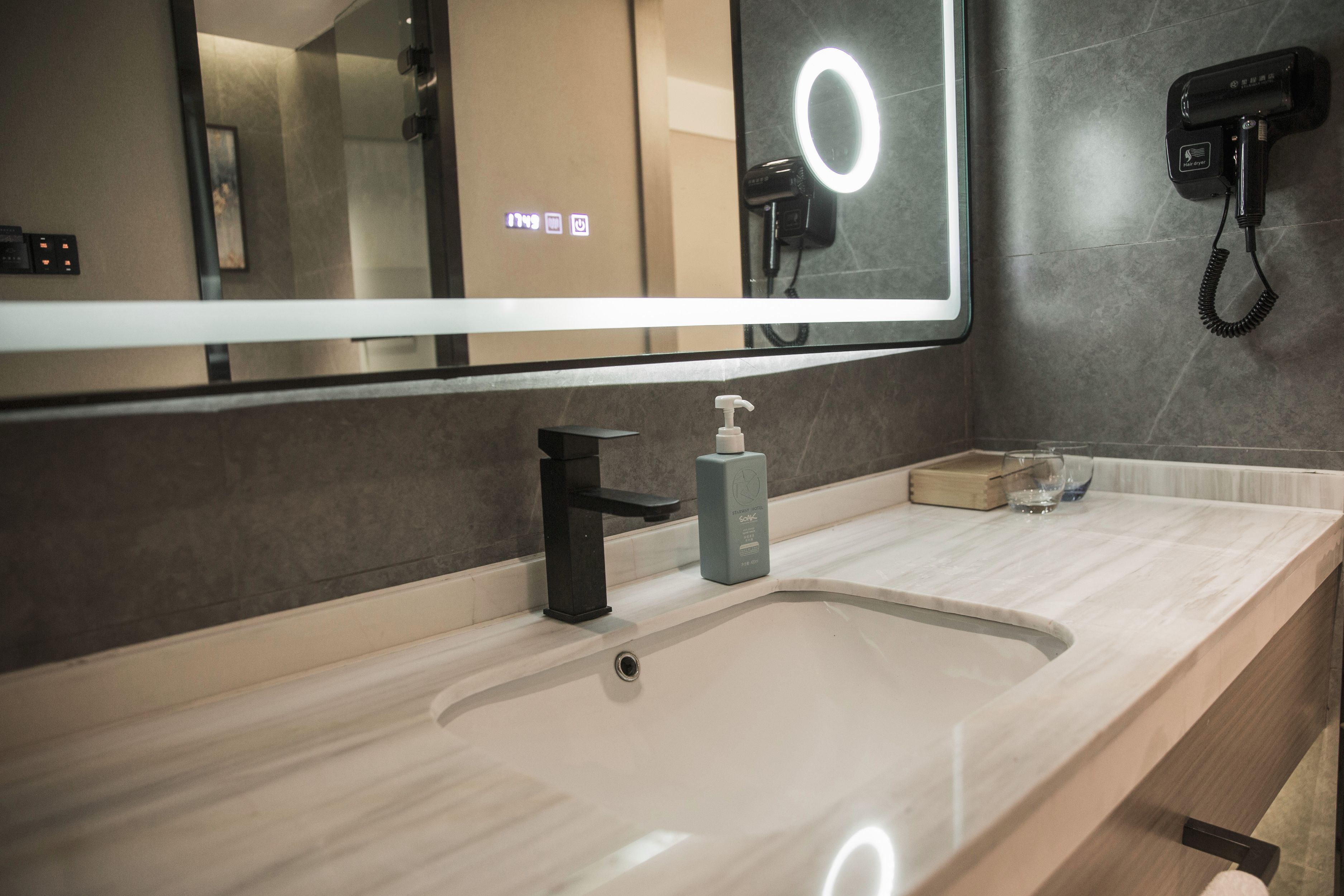 行政套房（智能客控+品牌床垫）