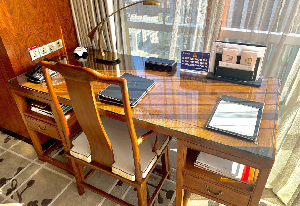 雍貴套房（大空間+特大床+紅木傢俱+會客區）