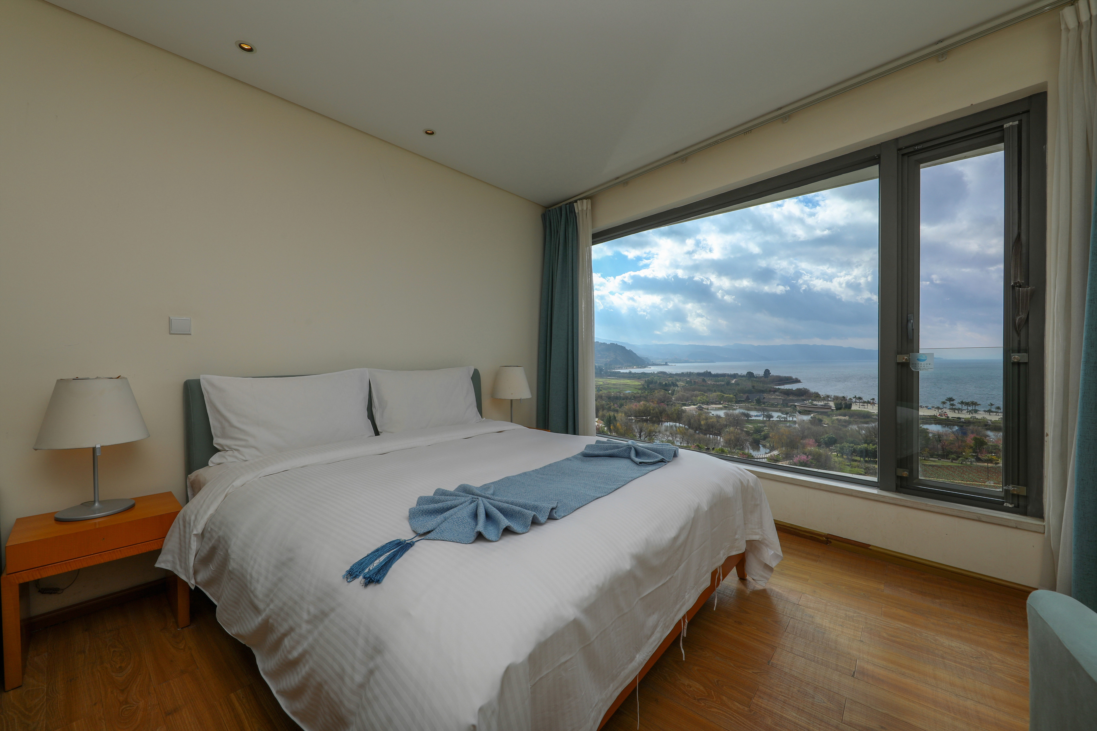 高級湖景大床房