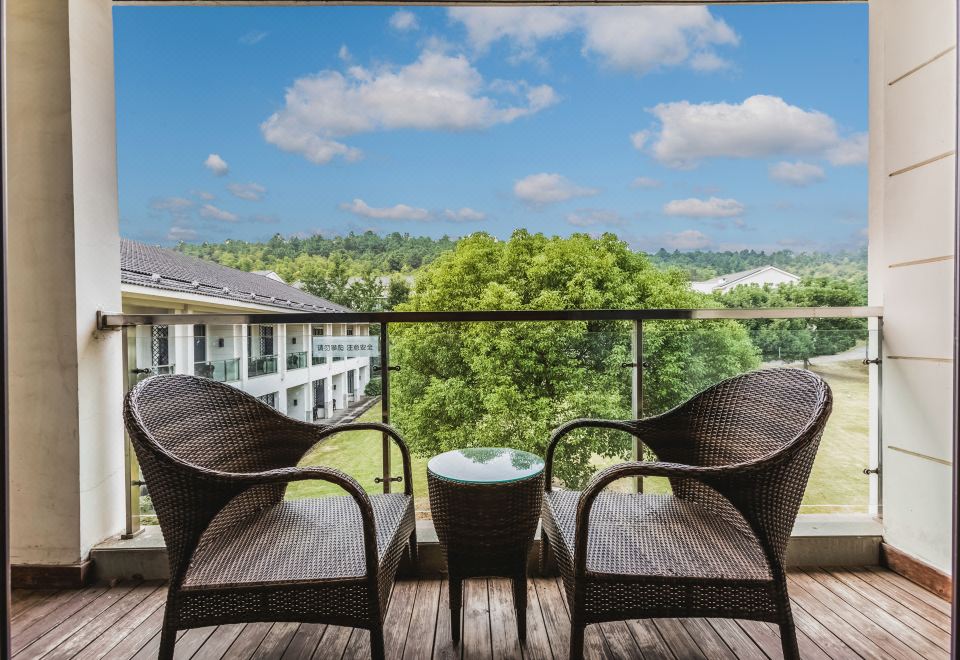 Huanxiu Resort & Spa HotelQueen Room (Main Building)