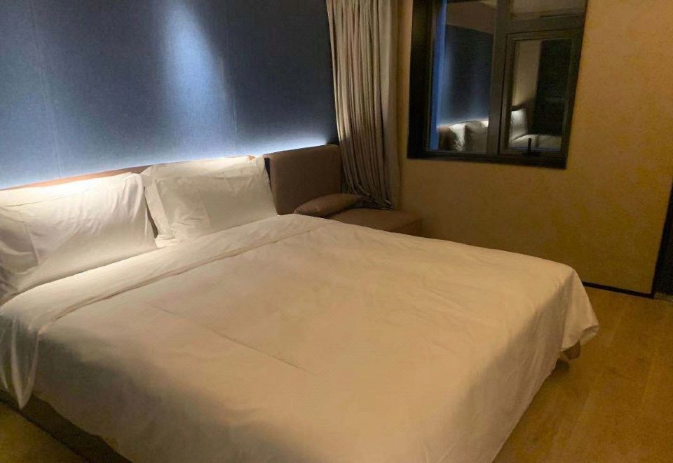 高级大床房（小冰箱+智能客控+手机投屏）