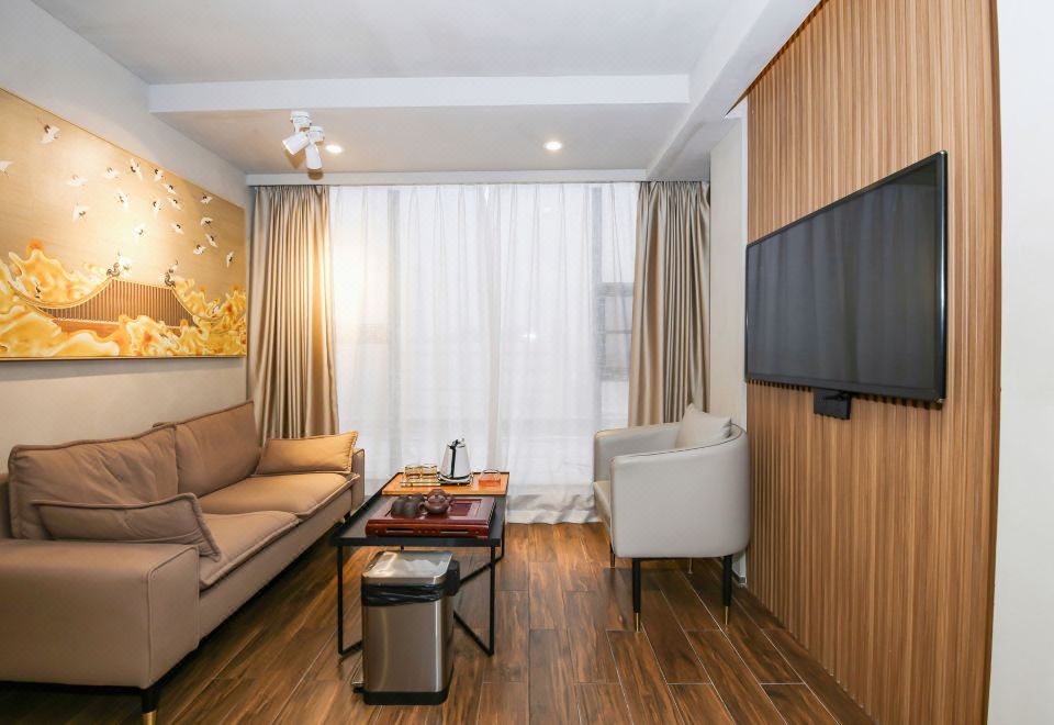 行政套房（智能客控+深睡舒適床墊+辦公桌椅）