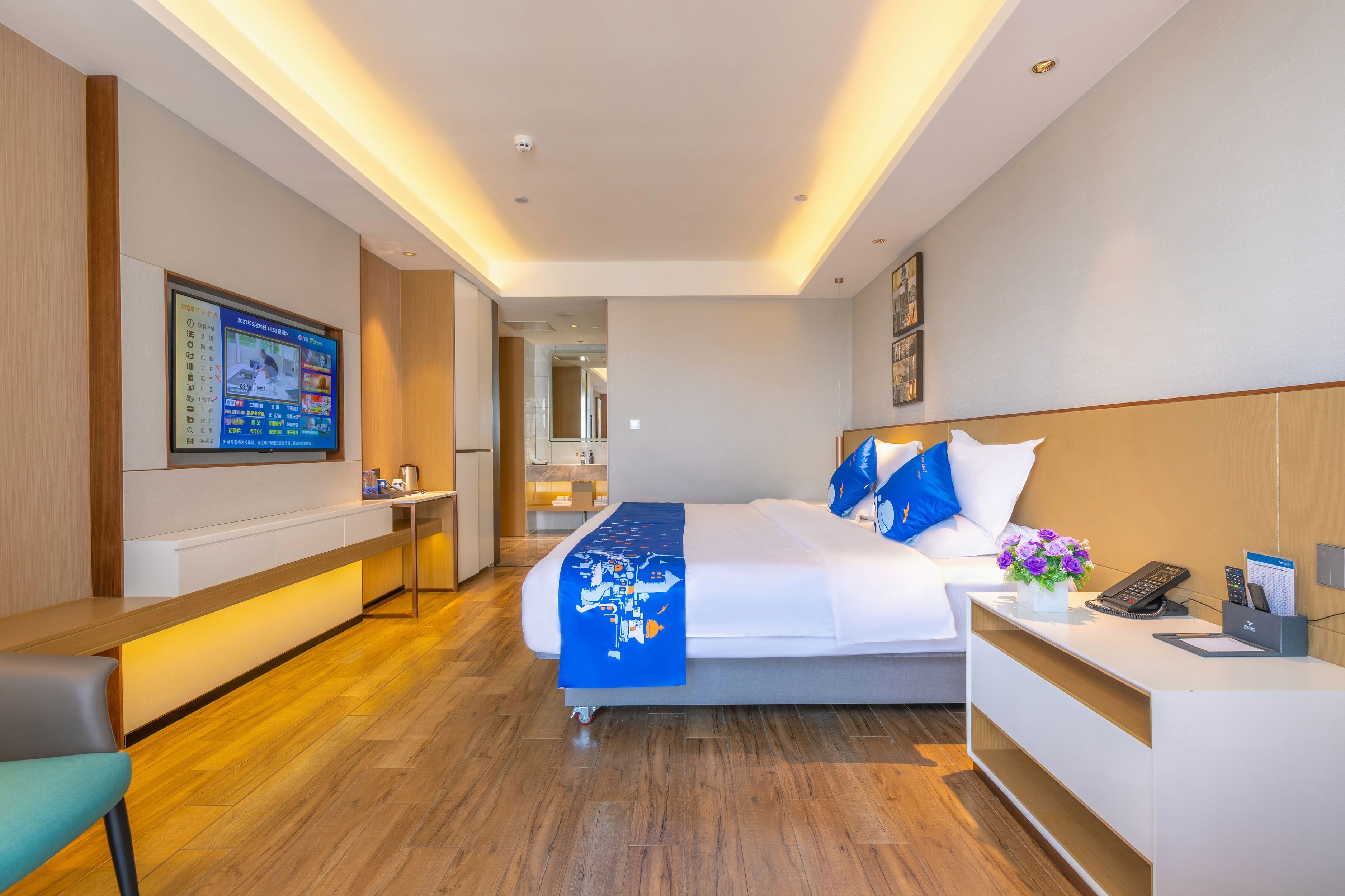 高级大床房（电视投屏+办公桌椅+婚房布置）