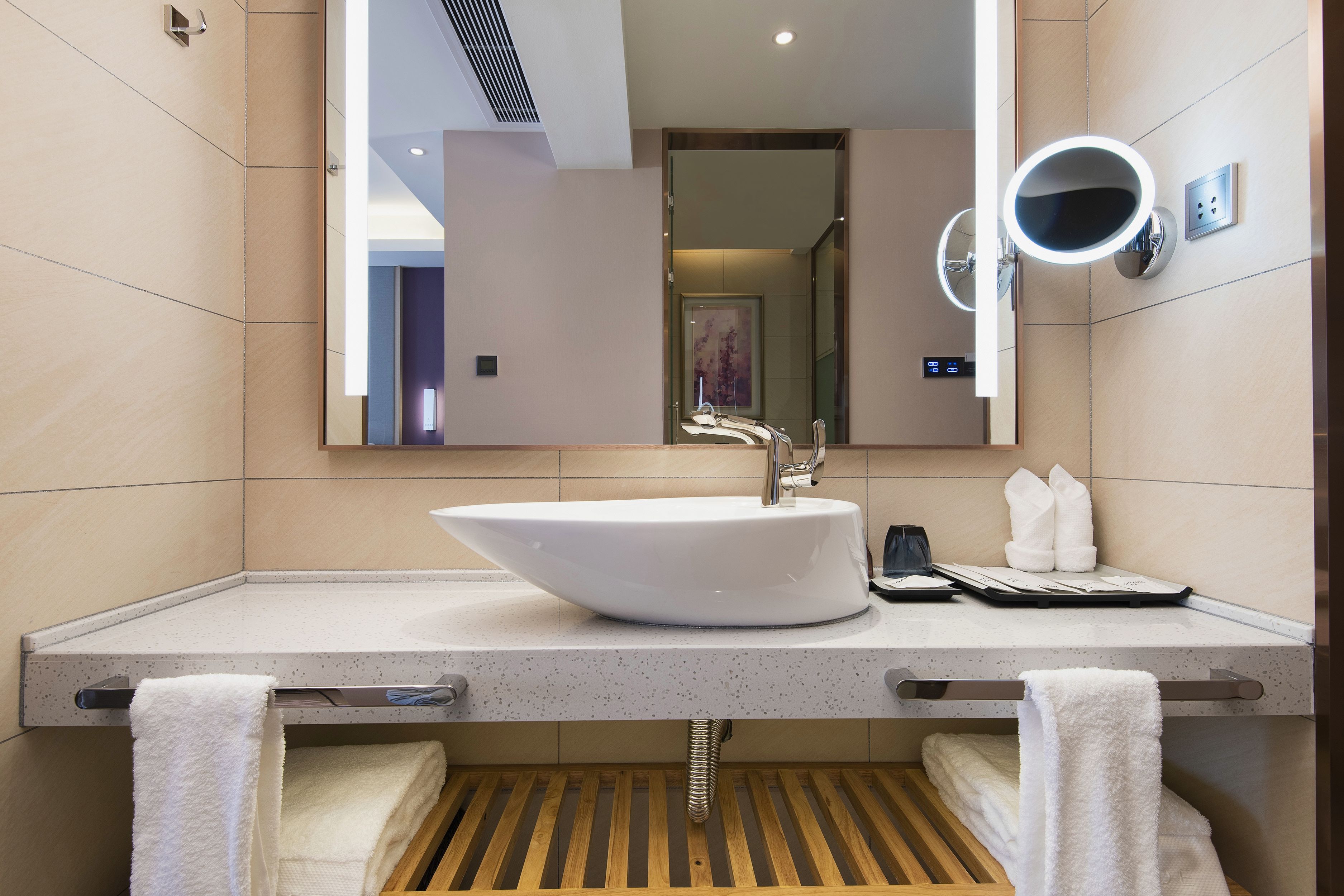 复式LOFT影音房?巨幕投影 ▏慕斯床垫 ▏品牌洗浴用品