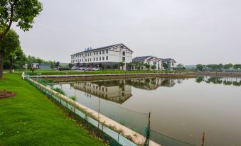 Mingzhu Lake Swan Garden Resort