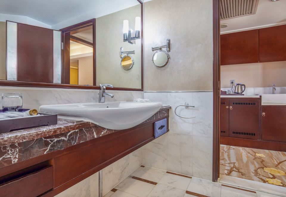 巨幕影音家庭套大床房