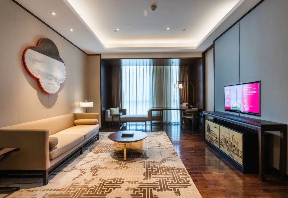 單臥套房超大床【獨立起居室+雙衞+戴森吹風機】