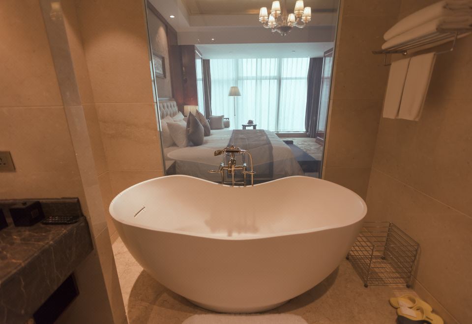 Dongwu New Century Grand Hotel HuzhouExecutive Superior Suite (Panoramic Floor-to-Ceiling Window + King Koil Mattress + Lounge Sofa)