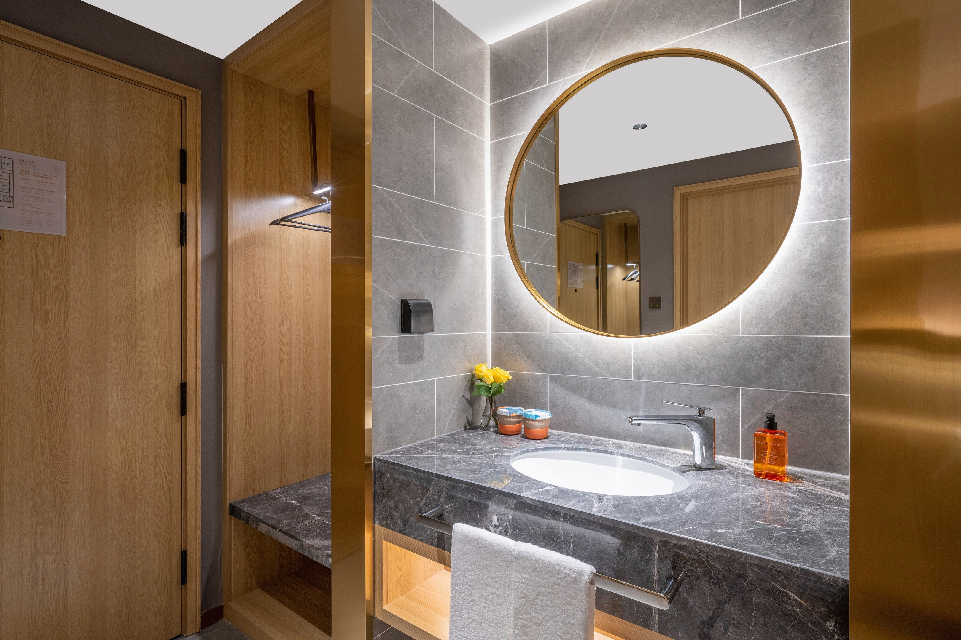 高级双床房（65寸可投屏电视+智能客控+小冰箱）