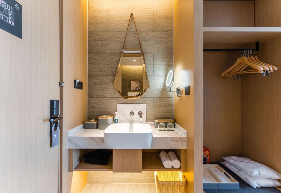 Atour Hotel(Suzhou Mudu Ancient Town Store Lingyan Mountain Metro Station)Elegant Queen Room