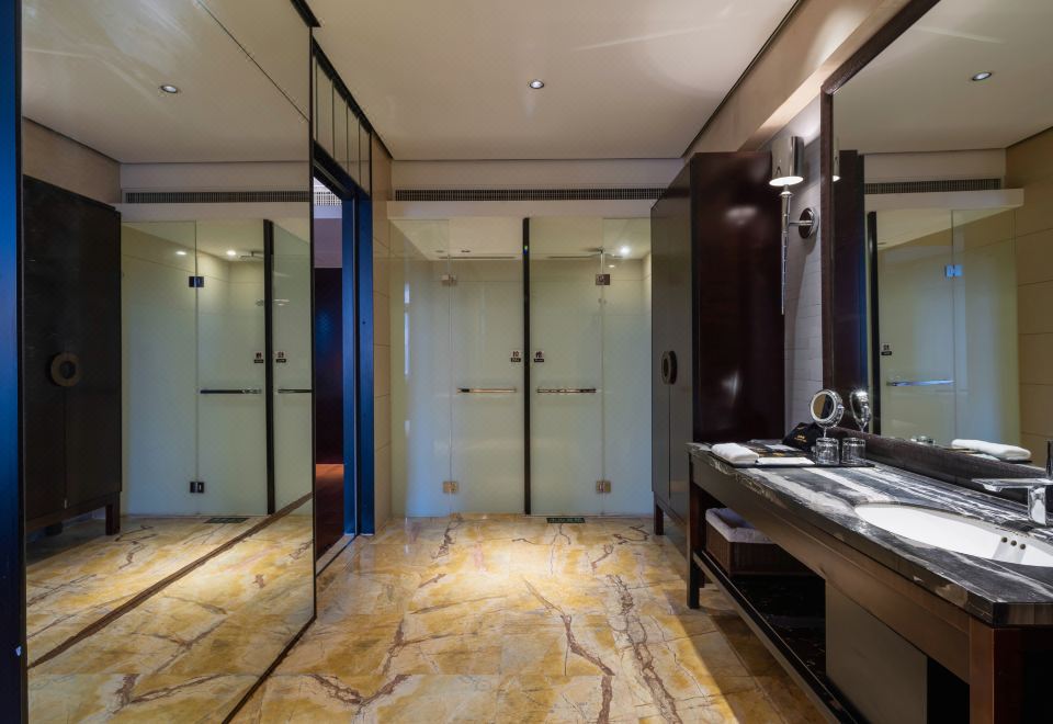 Beijing Jinlin Hotel (Beijing Tiananmen Square Qianmen Subway Station Branch)Cozy Family Room