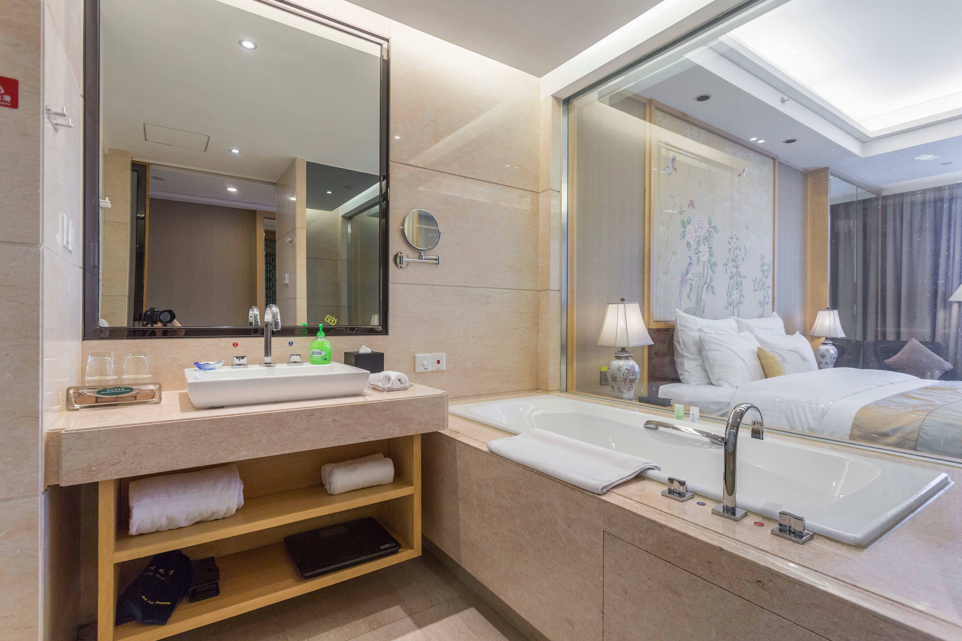 主樓豪華大床房