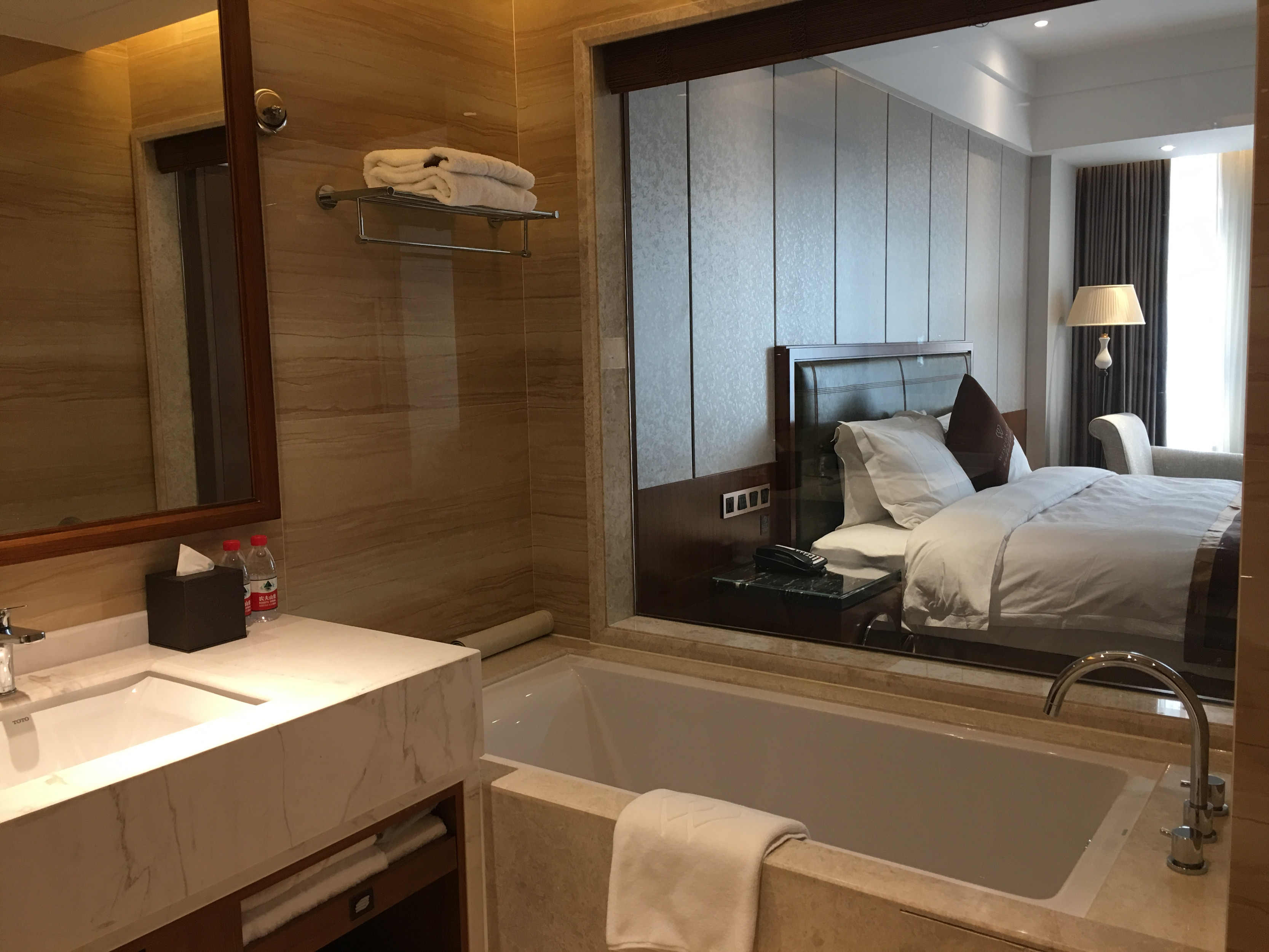 豪华大床房（超大房间+浴缸+智能马桶）