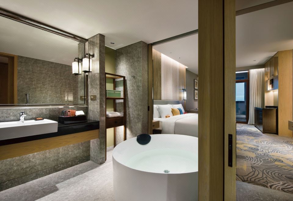 Crowne Plaza Kunming Ancient Dian Town1King 2Twin 2Bdrm STE Living Dining Area Room