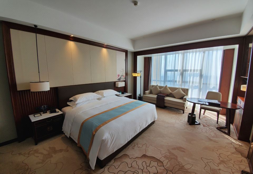 行政湖景大床房+浴缸+俯瞰白石湖夜景