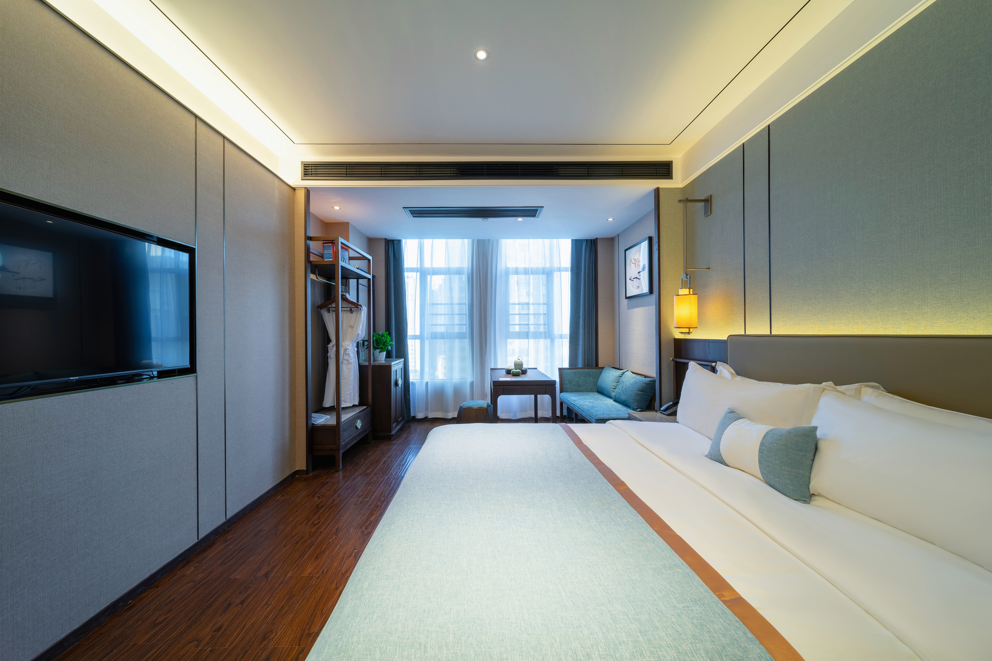 雅悦礼居大床房[自动窗帘&中式古色茶台]