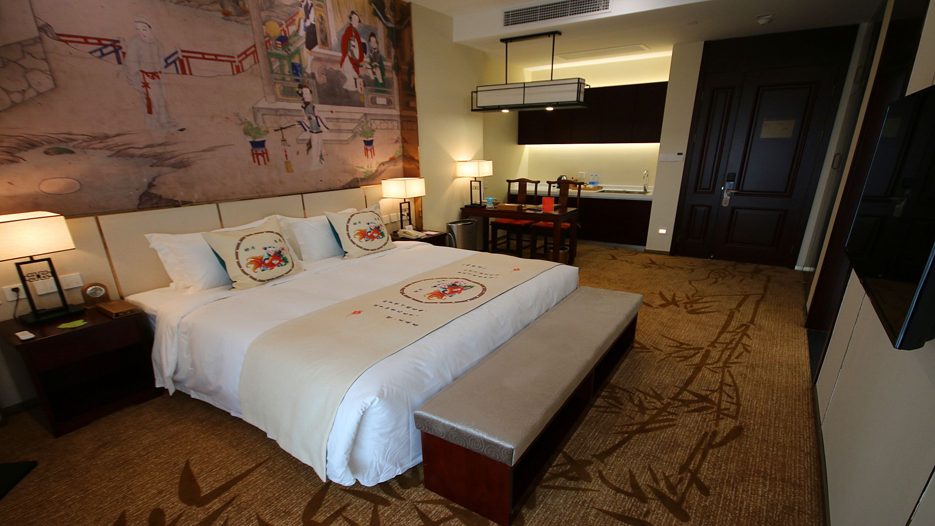 行政河景大床房