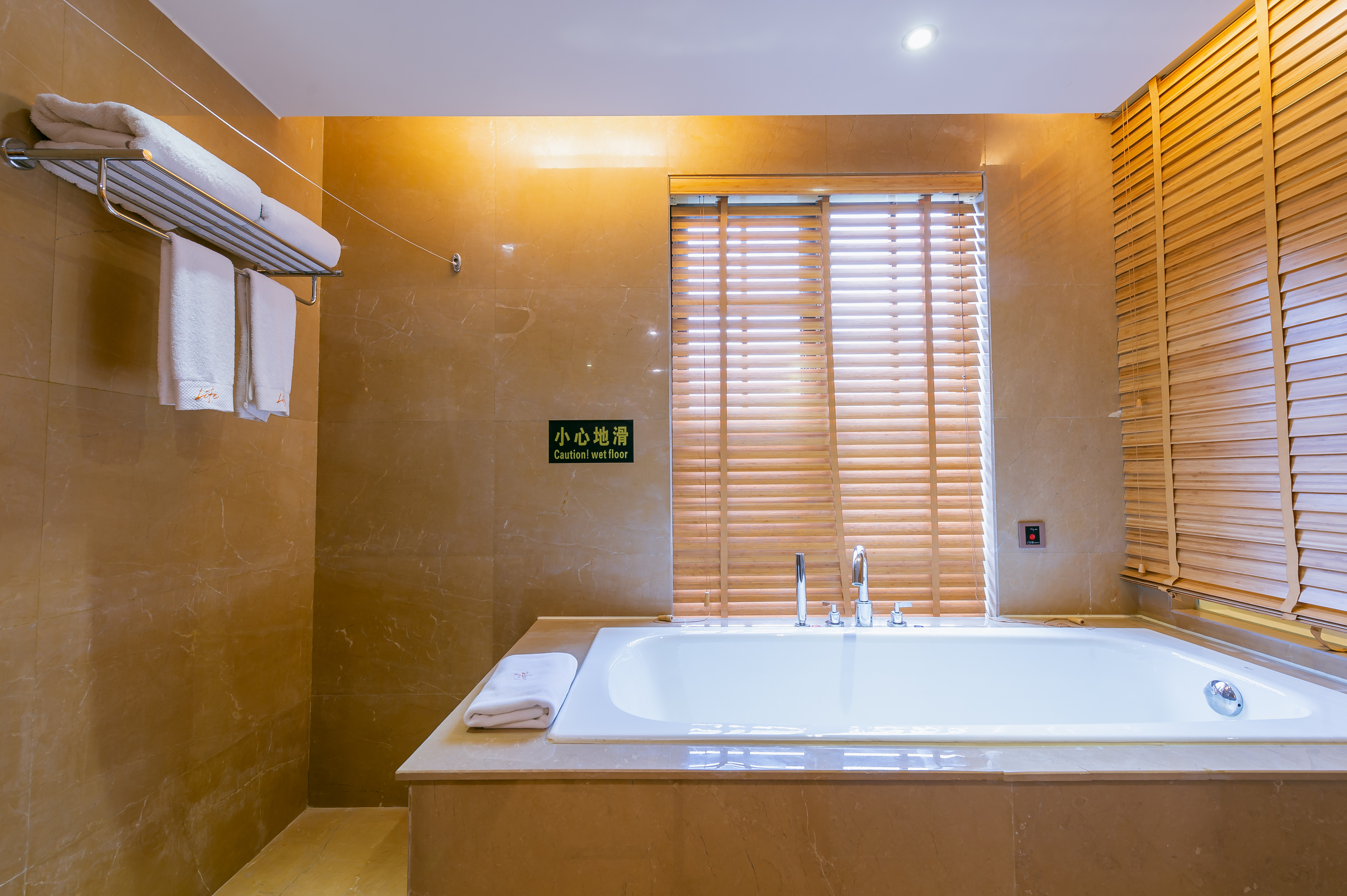 豪华河景大床房