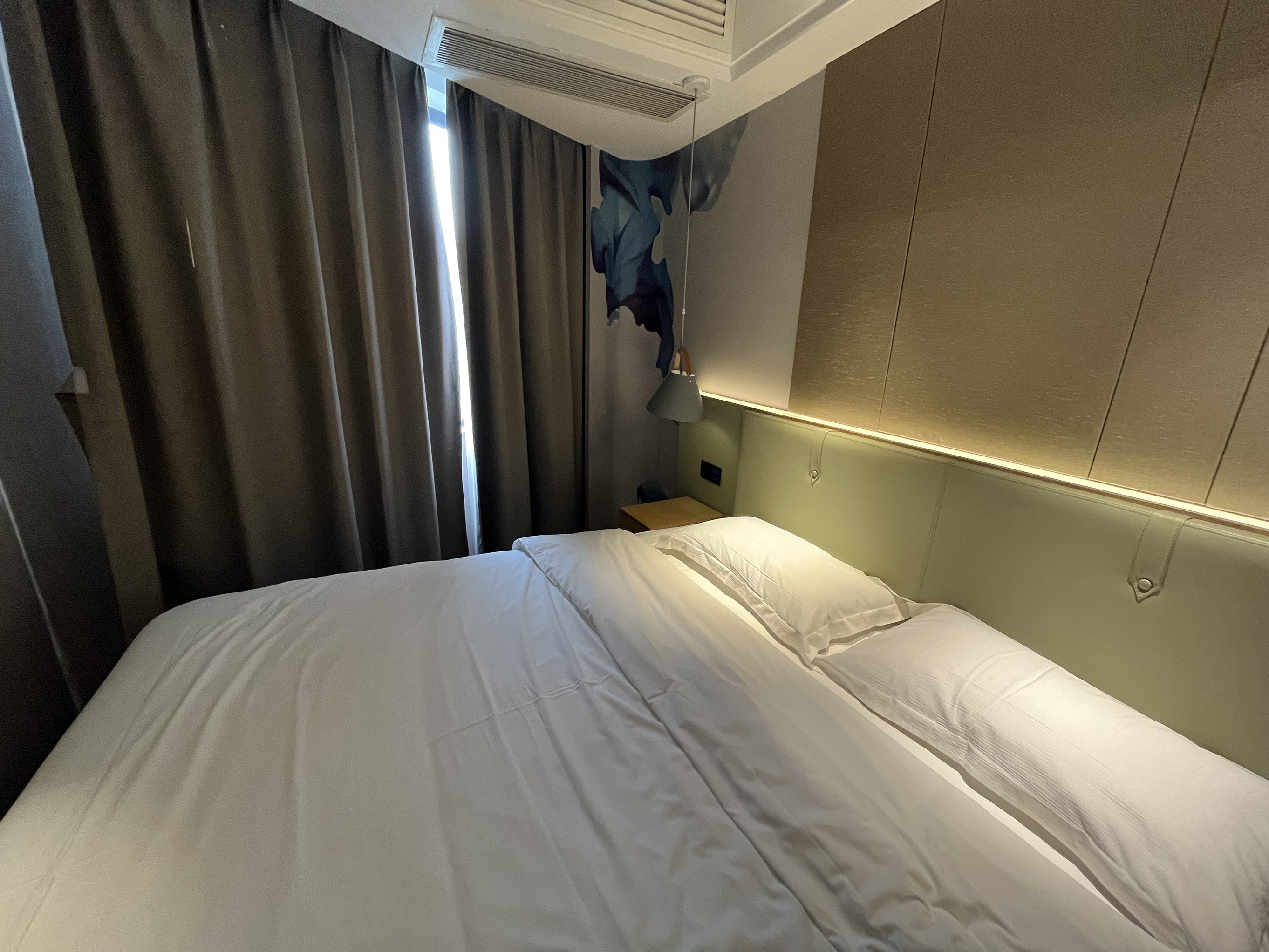 單人上分電競房（RTX2060S 8G 27寸曲面電競屏 機械鍵盤）