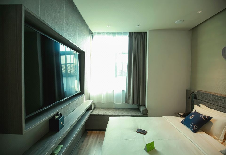 精致大床房（加热毛巾杆+小冰箱+智能镜）