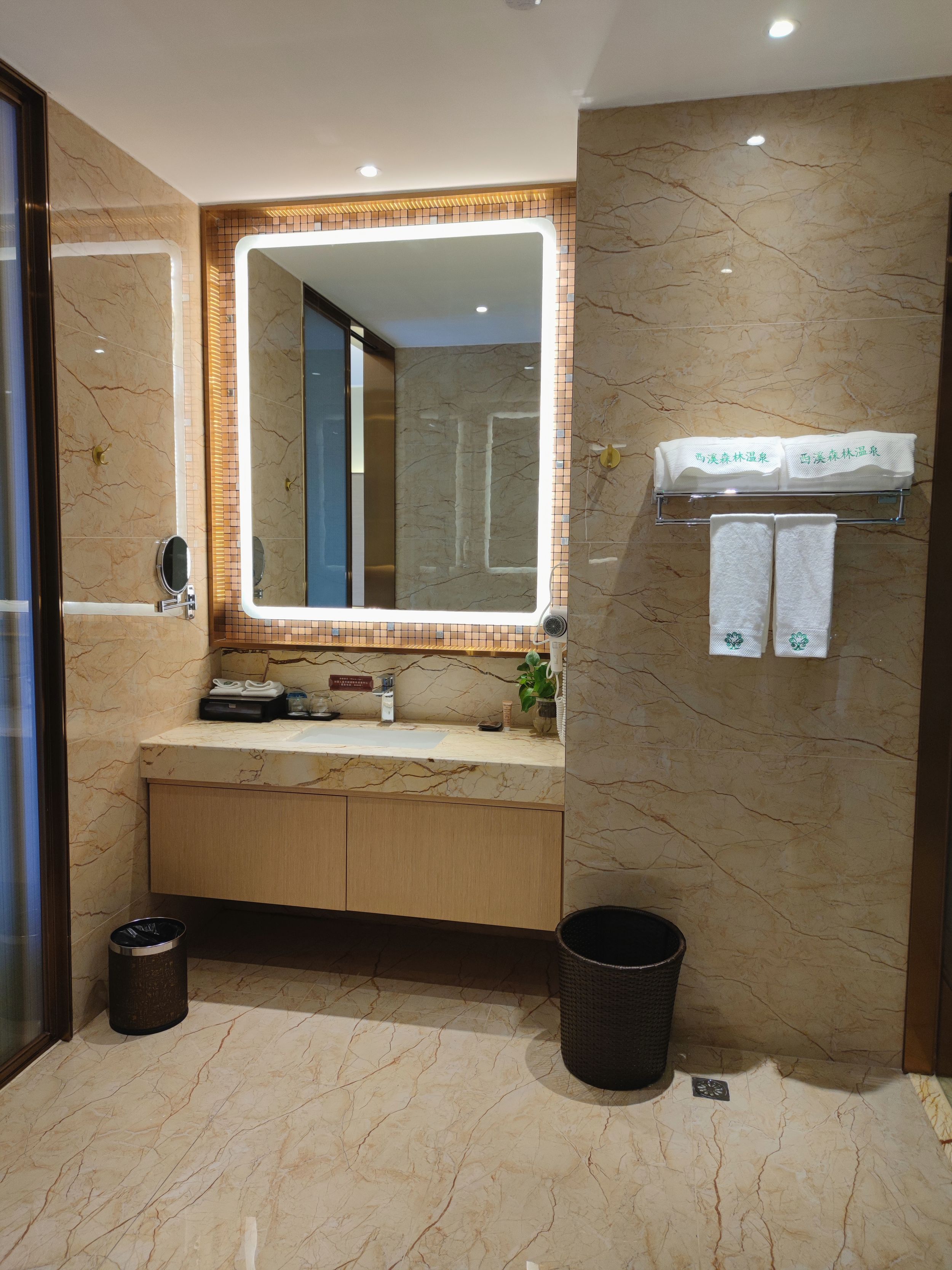 酒店B栋温泉大床房I独立泡池