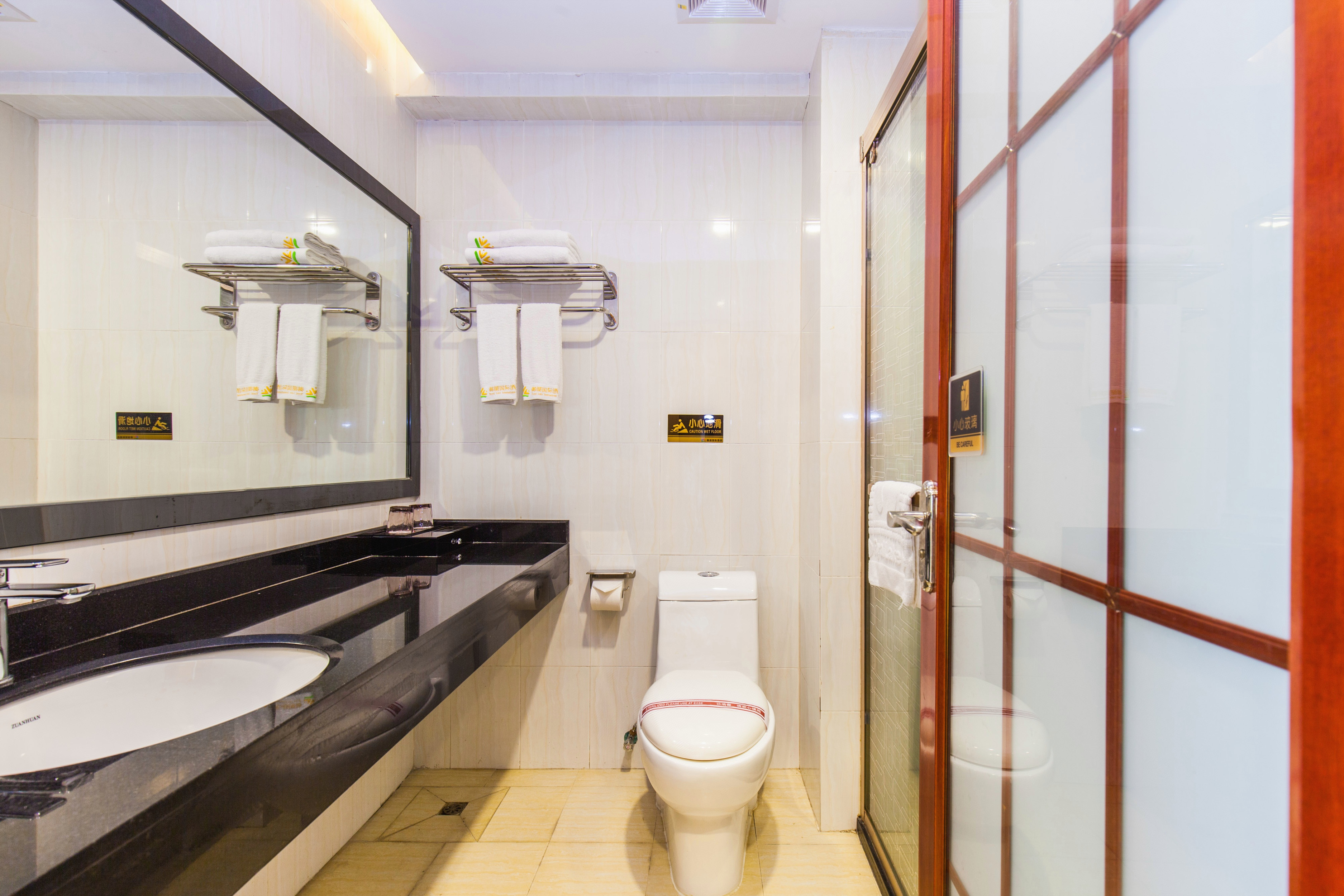 御湖豪华大床房【全景落地飘窗】【功夫茶具】