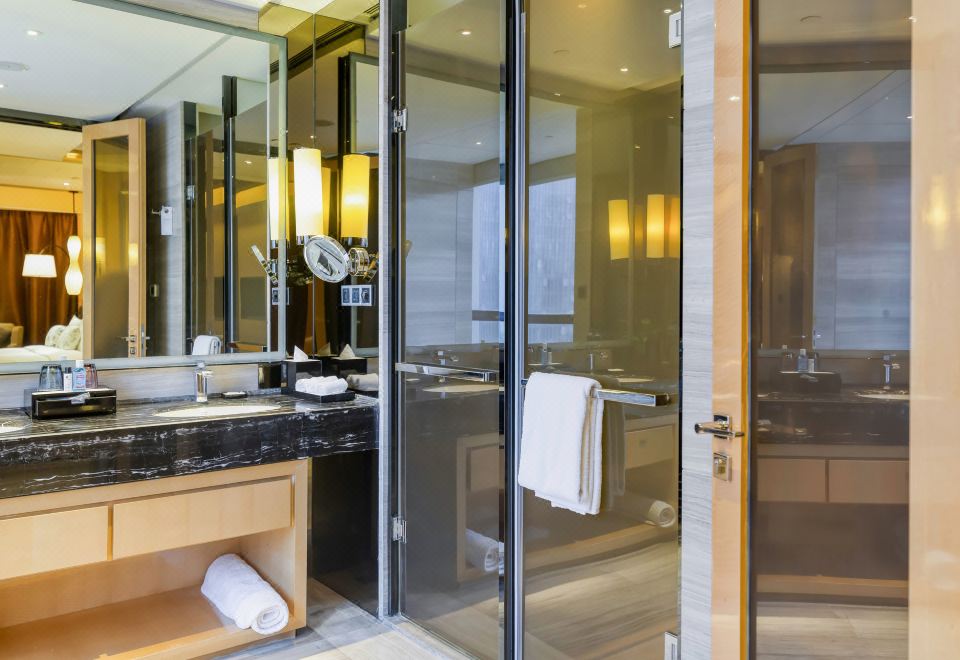 豪華套房（奢享空間+步入式衣帽間+獨立客廳）